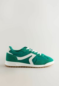 Baskets vertes avec un dessus texturé, accents blancs et un bout arrondi. Comprend des lacets blancs, un col rembourré et une semelle en caoutchouc.