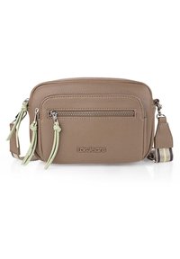 Bolso cruzado de cuero marrón con superficie texturizada, bolsillo frontal con cremallera, borlas verdes y una correa a rayas. Logo grabado en el frente.