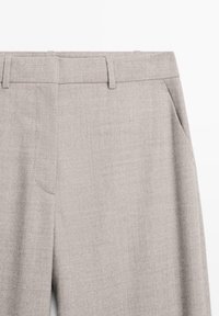 Lichtgrijze broek van textuurstof, met een rechte voorkant, riemlussen en zijzakken. Strakke, op maat gemaakte lijnen met een minimalistisch ontwerp.