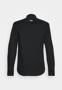 Maglietta nera a maniche lunghe, caratterizzata da un colletto a punta, una texture liscia e polsini con bottoni. Design semplice e affusolato, senza motivi visibili.