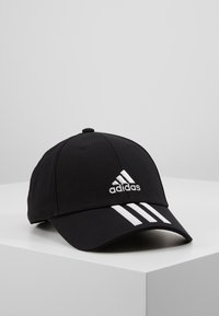 Zwarte baseballpet van stof met een gebogen klep. Heeft het witte Adidas-logo en drie witte strepen op het voorpaneel.
