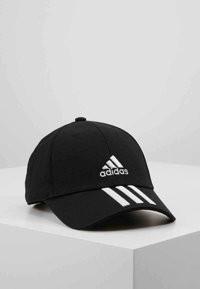 Zwarte baseballpet van stof met een gebogen klep. Heeft het witte Adidas-logo en drie witte strepen op het voorpaneel.