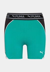 Zbliżenie zielono-niebieskich i czarnych spodenek sportowych Puma z białym obszyciem oraz markowym paskiem w talii i logo na lewej nodze.