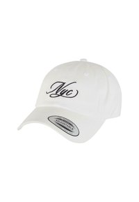 Hvit justerbar cap med svart "NYC" broderi foran, med buet skjerm og ventilasjonshull på toppen.
