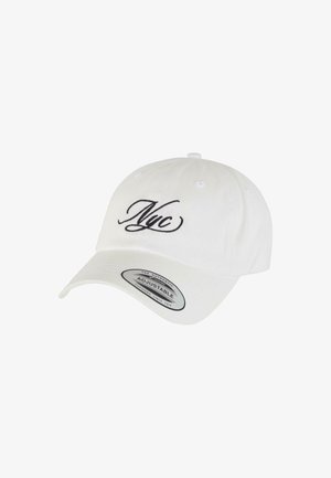 Casquette blanche ajustable avec broderie noire "NYC" à l'avant, dotée d'une visière courbée et de trous de ventilation sur le dessus.