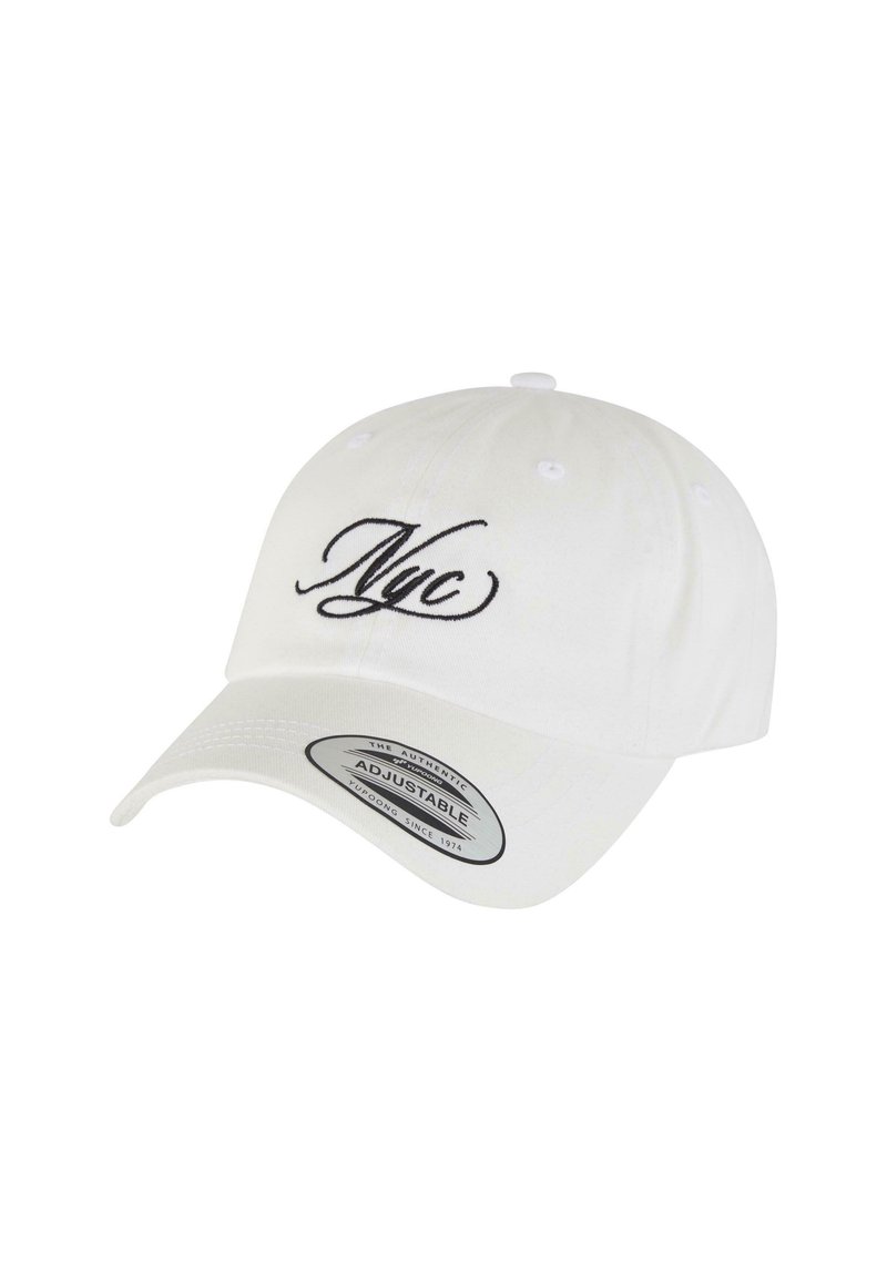 Hvit justerbar cap med svart "NYC" broderi foran, med buet skjerm og ventilasjonshull på toppen.