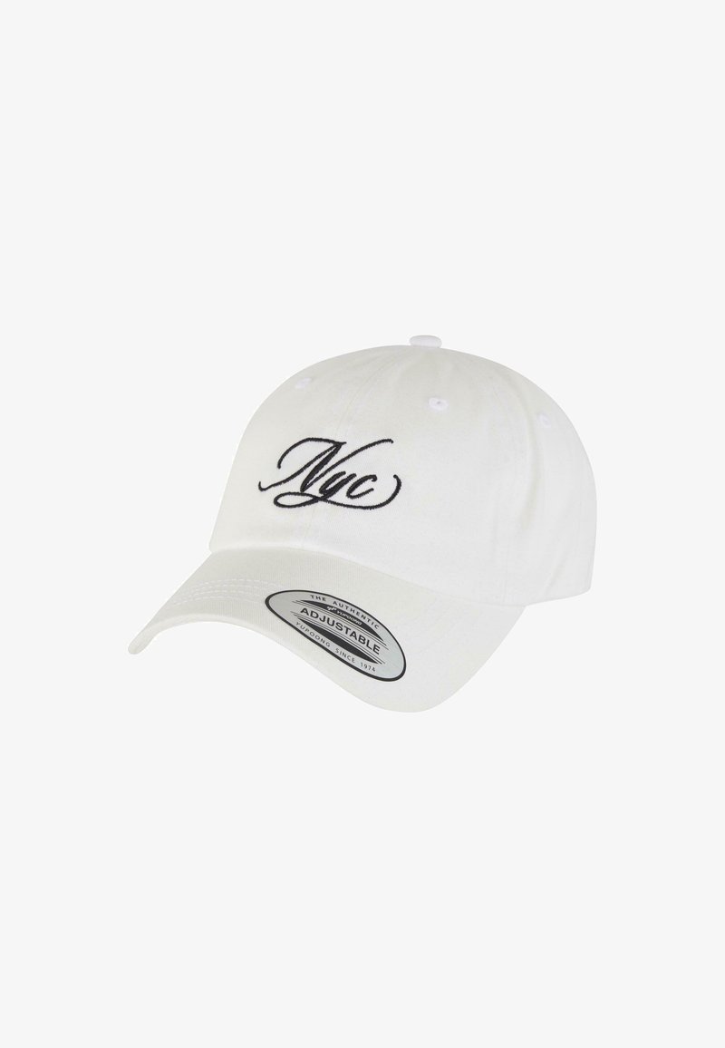 Căciulă albă ajustabilă, cu broderie neagră "NYC" pe față, cu un cozoroc curbat și găuri de ventilație în partea de sus.
