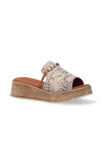 Sandal med kilehæl med en beige tekstureret overdel, der har et slangeprintmønster. Åben tå-design med en dekorativ rem og en tekstureret brun platformssål.
