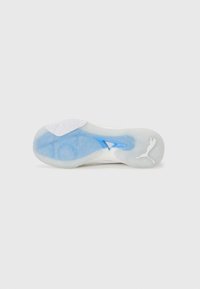 De zool van de schoen heeft een transparante witte rubberen basis met blauwe accenten, textuurpatronen en een logo op het hielgebied.