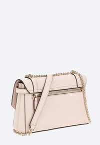 Borsa a mano in pelle rosa con design strutturato, tracolla in catena dorata, tasca frontale con cerniera e cuciture in contrasto. Il logo del marchio è visibile.