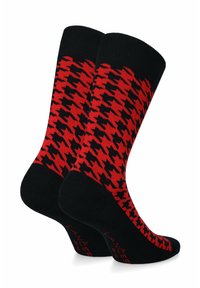 Czarne skarpetki w czerwoną kratę w wzór houndstooth. Materiał wydaje się gładki; posiada czarne ściągacze i nadrukowaną nazwę marki na czerwono na podeszwach.