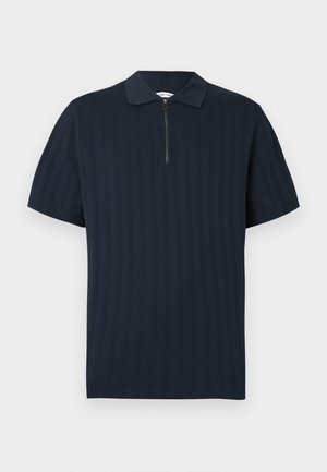 Μπλε ναυτικού κοντομάνικο πόλο πουκάμισο με διακριτική κάθετη ριγωτή υφή και μπροστινό φερμουάρ από το κολάρο μέχρι το μέσο του στήθους.