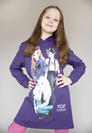 Lila Kapuzenkleid mit Grafik von drei animierten Charakteren. Lange Ärmel, lässige Passform, mit dem Text "TOP Model" in einer glitzernden Schriftart.