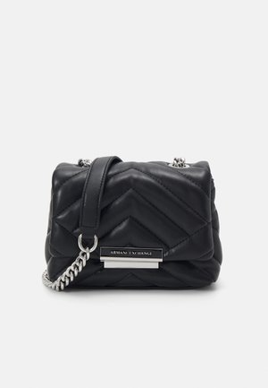 Musta tikattu nahkainen olkalaukku chevron-kuviolla, hopeaketjuhihnalla ja metallilevyllä, johon on kaiverrettu "Armani Exchange" etuklapissa.