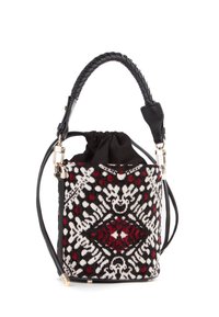 Borsa a tracolla ricamata in bianco e nero con motivi geometrici, manico intrecciato, chiusura con coulisse e finiture in metallo color oro.