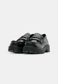 Mocassini in pelle nera dal design elegante, con doppie cinghie, suola spessa e texture, e punta arrotondata per comfort e durata.