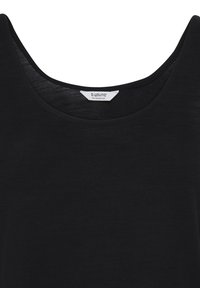 Haut noir sans manches à col rond avec une petite étiquette blanche à l'intérieur de l'encolure portant l'inscription "b.young THE COLLECTION."