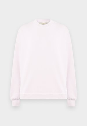 Šviesiai rožinė džemperis su apvalia iškirpte, ilgomis rankovėmis ir ribotomis rankogaliais. Lygios tekstūros, laisvo silueto, minimalistinio dizaino be raštų.