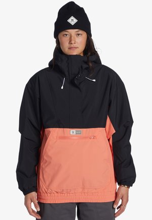 Schwarze und korallenfarbene wasserdichte Jacke mit Kapuze, elastischen Bündchen, Reißverschlusstasche vorne und DC-Logo-Patch auf der Brust.