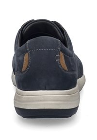 Miestne námornícke semišové tenisky so sivou gumovou podrážkou, koženými detailmi, kontrastným prešívaním a polstrovaným golierom pre pohodlie.