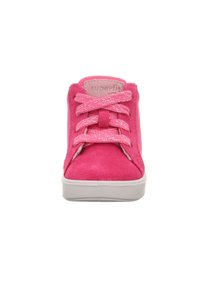 Scarpa in suede rosa con suola in gomma bianca, dotata di punta arrotondata, lacci larghi con accenti metallici e collarino imbottito. Finitura testurizzata.