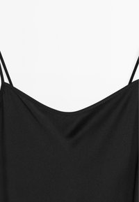 Černá top s tenkými ramínky, vyrobený z lehkého materiálu, s hladkým, mírně lesklým povrchem a zakřiveným výstřihem.