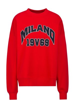 Rode crewneck-trui met grote zwarte en witte tekst "MILANO 19V69" gecentreerd op de voorkant.