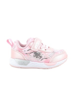 Scarpa sportiva rosa con finitura lucida, tomaia in tessuto, dettagli cuciti, design con paillettes, chiusura in Velcro e suola bianca testurizzata.