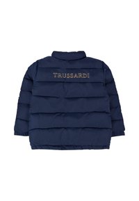 Granatowa kurtka puchowa z poziomymi przeszyciami. Posiada podniesiony kołnierz oraz złote logo "TRUSSARDI" z tyłu.
