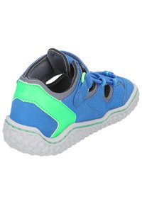 Modré semišové boty s zelenými akcenty, nastavovací pásek a elastické tkaničky. Mají texturovanou bílou podrážku a vyřezávaný boční design.