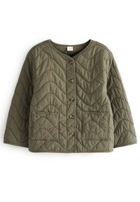 Veste matelassée vert olive avec un col rond, une fermeture à boutons sur le devant, et deux poches plaquées avec une couture en motif ondulé.