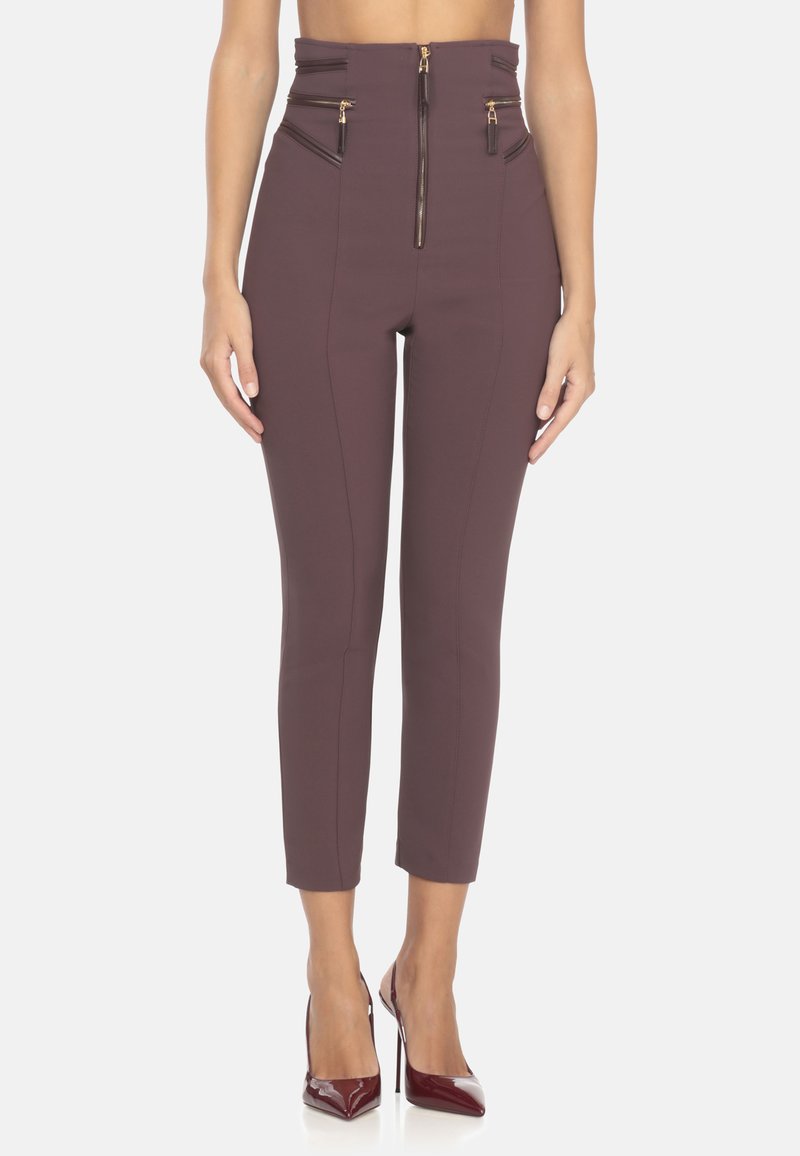 Pantaloni bordeaux a vita alta realizzati in tessuto testurizzato, con cerniera centrale e due tasche con zip con dettagli dorati. Vestibilità cropped.