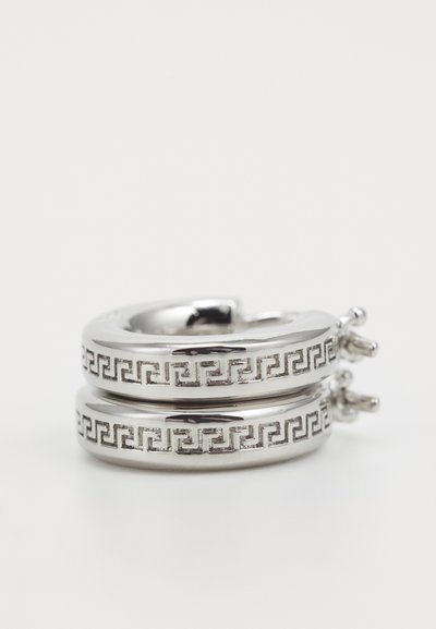 Ασημένια σκουλαρίκια κρίκοι με σχέδιο ελληνικού κλειδιού κατά μήκος της άκρης. Λείος επιφάνεια, κυκλικό σχήμα και διαθέτουν ασφαλή μηχανισμό κλεισίματος.