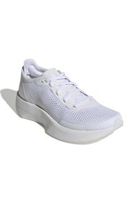 Zapatilla deportiva blanca con parte superior de malla transpirable, acentos sintéticos suaves y una suela gruesa y curvada que presenta un logo sutil.