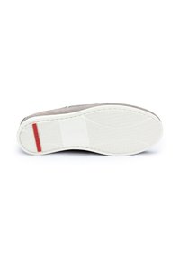 Wildledergraue Sneaker-Sohle mit weißer Gummiaußensohle, ausgestattet mit einem roten Akzentstreifen und strukturiertem Grippermuster. Minimalistisches Design mit Branding-Detail.