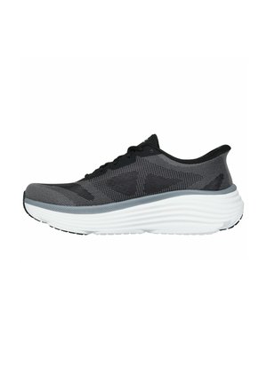 Chaussures de sport avec une tige en maille noire, un design texturé et une semelle blanche rembourrée dotée de rainures subtiles et d'un talon arrondi.