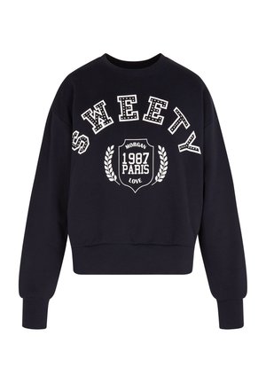Sudadera recortada de color navy con un audaz texto en blanco "SWEETY", un gráfico de escudo que dice "1987 PARIS" y puños acanalados. Material suave de mezcla de algodón.