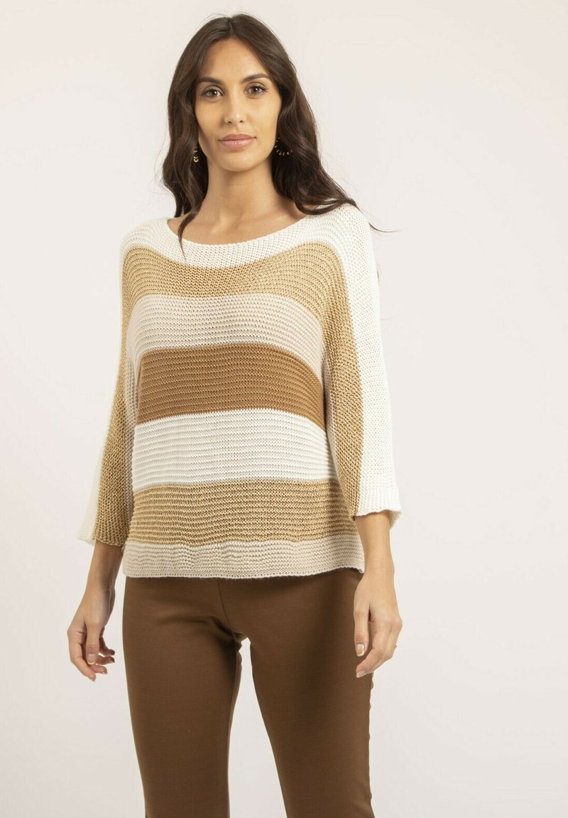 Pull en tricot avec des rayures horizontales crème, beige clair et beige foncé. Encolure bateau large, manches 3/4 et coupe décontractée. Assorti avec un pantalon marron.