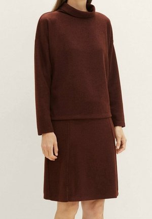 Bordeaux trui- en rokenset met ribbelstructuur, funnel nek en een relaxed fit. Het ensemble is knielang met een eenvoudig ontwerp.