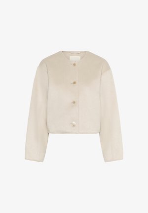 Bežová skrátená bunda vyrobená z mäkkej tkaniny, s okrúhlym výstrihom, dlhými rukávmi a šiestimi prednými gombíkmi s hladkou textúrou.