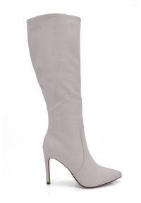 Knöchelhohe, spitz zulaufende Stiefel aus hellbeigem Leder mit einer glatten Oberfläche und einem dünnen Stiletto-Absatz, ausgestattet mit minimalen Nahtdetails.
