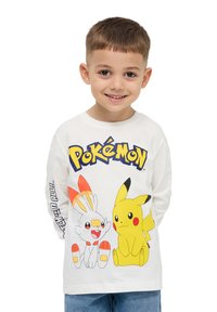 T-shirt a maniche lunghe bianco con grafiche colorate di Pokémon, inclusi Pikachu e un personaggio simile a un coniglio, con il testo "Pokémon" in grassetto giallo.