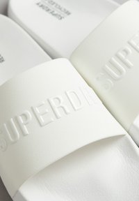 Superdry & Co CODE LOGO - Chanclas de baño - white