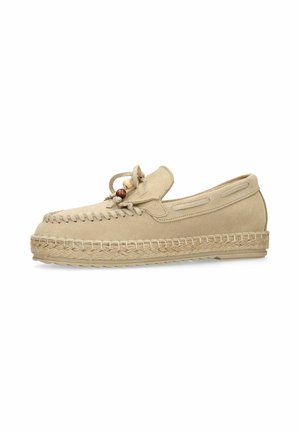 Mocassin beige en daim avec semelle en jute tressée, couture style mocassin, et lacet en cuir décoratif avec perles en bois sur le dessus.
