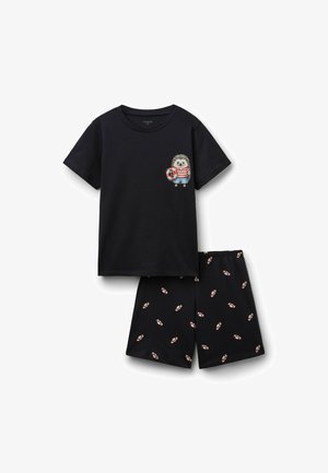 Schwarzes kurzärmliges Hemd mit Igel-Rettungsschwimmer-Grafik und passenden Shorts mit Muster aus roten und weißen Rettungsringen.