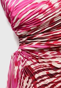 Abito rosa e bianco con motivo a strisce, caratterizzato da una texture arricciata e un design fluido, con linee orizzontali e un dettaglio in vita arricciato.