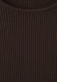 Tissu en tricot côtelé brun foncé avec un col arrondi, présentant une texture fine de coutures verticales.