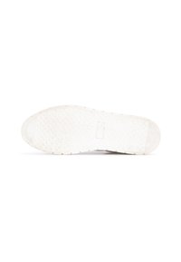 Suola di sneaker in gomma bianca con un motivo di grip testurizzato, caratterizzata da un bordo liscio e dettagli di branding minimi.