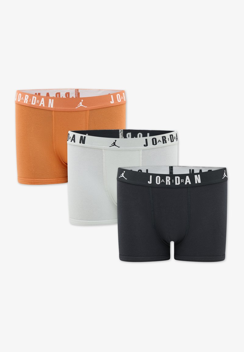 Drei Paare von Herrenboxershorts in Orange, Hellgrau und Schwarz. Jeder hat einen markierten elastischen Bund mit "JORDAN" in schwarzen Buchstaben.