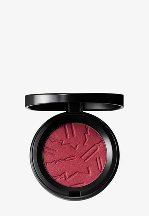 Kompakte schwarze Dose mit offenem Deckel, die das strukturierte, tiefrosa gepresste Puder-Make-up-Produkt im Inneren zeigt.